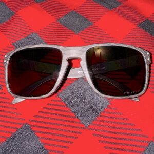 New Oakley Holbrook mens sunglasses with woodgrain frame & prizm black lenses